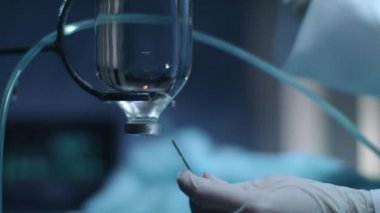 Eldivenli elini damla sayacı, iğneyi. Kemoterapi şişe