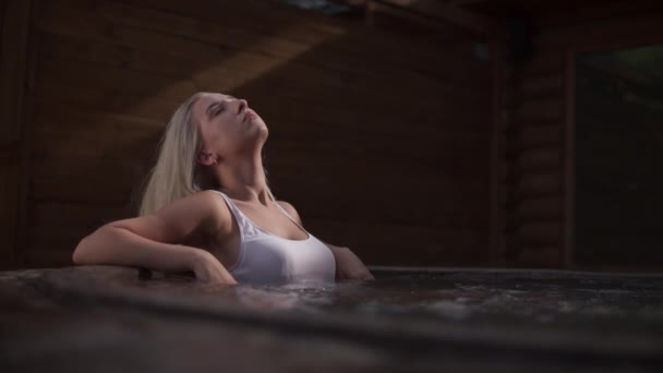 Sexy dziewczyna korzystających jacuzzi na zewnątrz. Sexy kobieta korzystających spa odkryty — Wideo stockowe