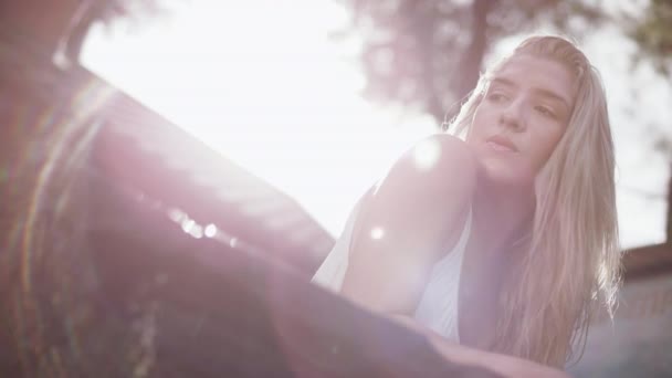 Сексуальное женское лицо в солнечных лучах. Портрет сексуальной девушки в солнечных лучах на открытом воздухе — стоковое видео