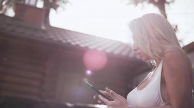 Sıcak banyo tablet tutan seksi sarışın kadın. Lüks kadın tablet ile