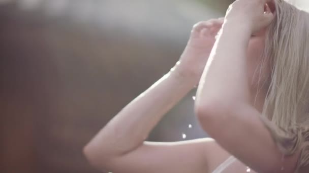 Sensuele vrouw ontspannen in het zwembad buitenspa. Meisje natte haren strijken — Stockvideo