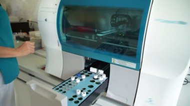 Yüksek teknoloji tıbbi uzmanlık ekipman. Çalışan laboratuvar asistanı