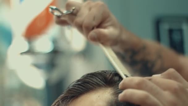 Haarstylist maken van kapsel van de mens in de kapper. Master Kapper serveren client — Stockvideo