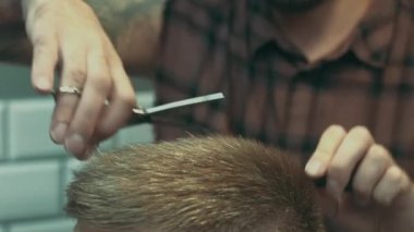 Kuaför kesim saç berber dükkanı, sandalyede oturan istemci ise