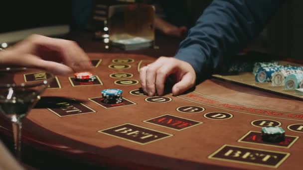 Repartidor de blackjack acepta apuesta y pone cartas en la mesa de juego — Vídeo de stock