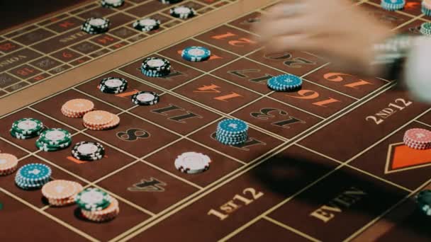 Speler weddenschappen op het gokken van de tabel. Casino roulette tafel bruin oppervlak — Stockvideo