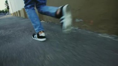 Spor ayakkabı yolu üzerinde çalışan adam bacaklar. Spor ayakkabılarıyla koşan adam kadar kapatın