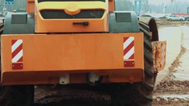 Otoyol İnşaat sitesinde çalışan tandem yol silindiri. İnşaat alanı hazırlama