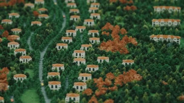 Het platform model van huisje dorp in het groene woud. Landschap van het platteland — Stockvideo
