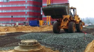 Buldozer boşaltma kırık taş zemin üzerine. Alt yapı inşaatı