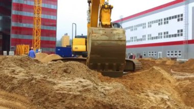 Caterpillar ekskavatör inşaatta çalışıyor. İş süreci