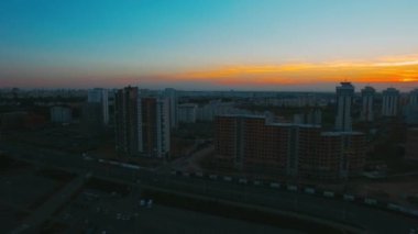 Gökdelenler ve binalar, gündoğumu ile panoramik manzarası