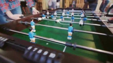 Masa futbolu oynayan gençler. Genç office insanlar tablo futbol oyun keyfi