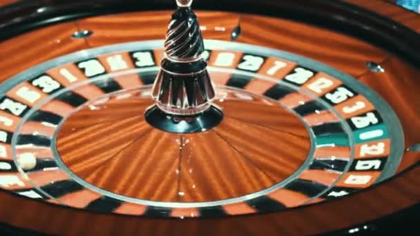 白いボールは カジノのルーレットの回転で停止 木製のルーレットのホイールを閉じます 古典的な伝統的なカジノのゲームをギャンブルします 占いコンセプトのホイール — ストック動画