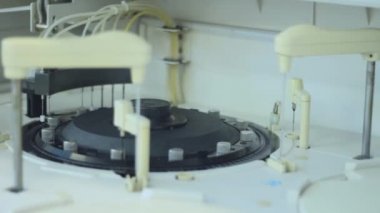 Santrifüjü kan ve idrar tahlili için modern robot makinesi