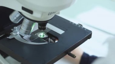 Biyomedikal Laboratuvarı örnek çalımakta mikrobiyolog