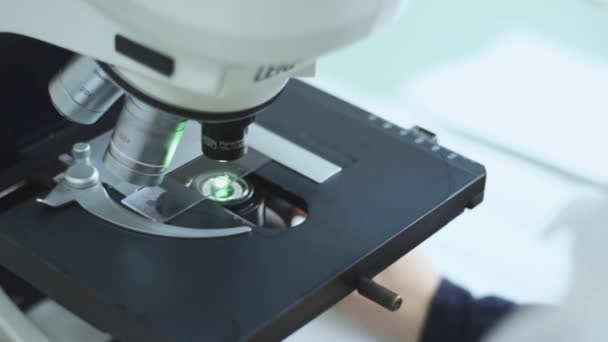 Microbioloog werken met monster in biomedische laboratorium — Stockvideo