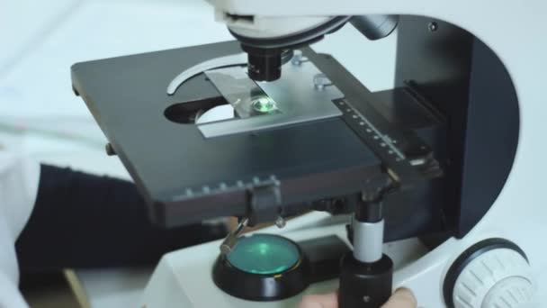医師は、研究室で顕微鏡を操作します。医学の専門知識と診断 — ストック動画