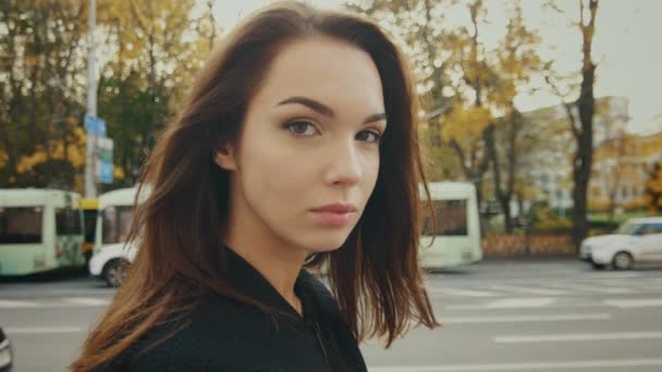 Hermosa chica caminando en la calle de otoño. Modelo caminando en cámara lenta en la ciudad — Vídeos de Stock