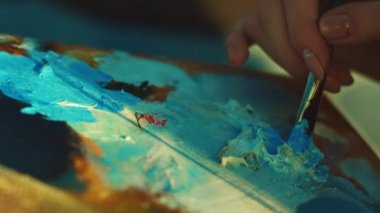 Kadın sanatçı palette Boya karıştırma. Tuval üzerine yağlıboya resim.
