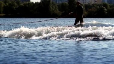 Sörfçü sürme kurulu Nehri üzerinde güneşli bir günde uyandır. Aşırı yaşam tarzı kavramı