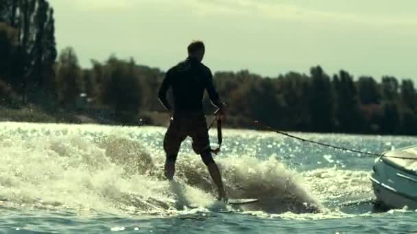 Rider sveglia la barca a bordo. Sportsman godere di estate estrema — Video Stock