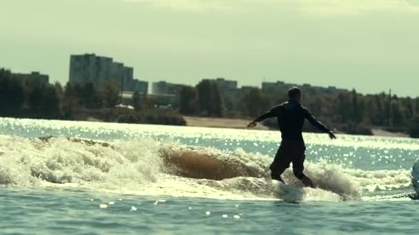 Un uomo che cavalca sul wakeboard. Sport che falliscono sull'acqua. Sport estremi — Video Stock