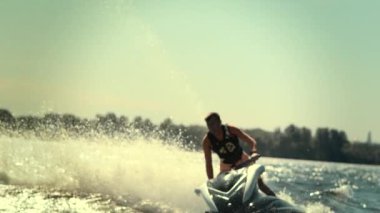 Jet ski eğleniyor Nehri üzerinde yavaş gün batımında etkin adam