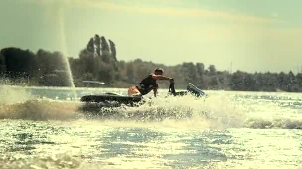 Sportivo vorticoso su moto d'acqua veloce al tramonto al rallentatore — Video Stock