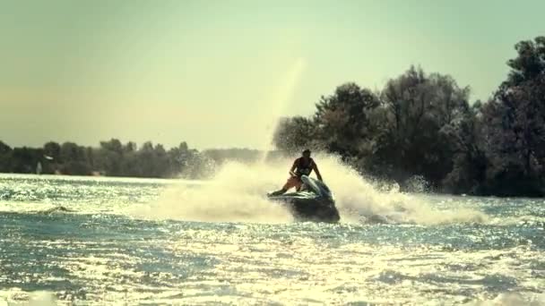 Actieve man op jetski plezier op rivier op zonnige dag. Actieve levensstijl — Stockvideo