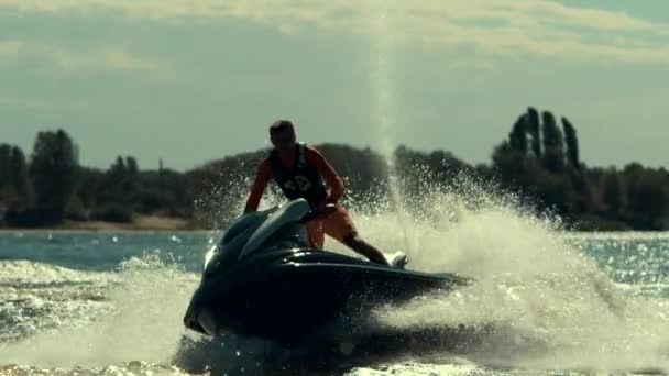 Спортсмен їзда екстремальних водний мотоцикл на річці. Райдер Драйв водний мотоцикл в уповільненому Русі — стокове відео
