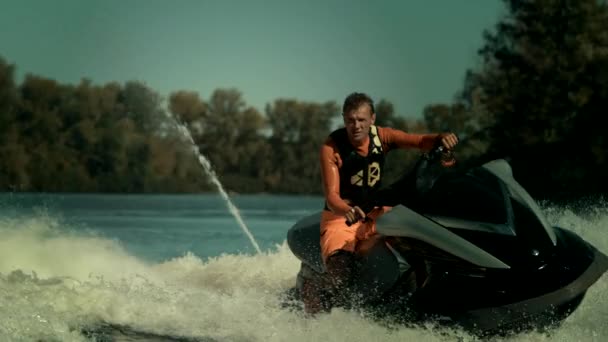 Jet ski rider divertirse en olas en cámara lenta. Hombre paseo jet ski en el río — Vídeo de stock