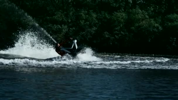 Sportivo vorticoso su moto d'acqua veloce sul fiume. concetto di sport acquatici estremi — Video Stock