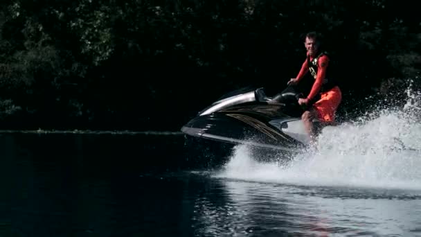 Jet ski rider fermarsi e pensare strada percorso. Uomo guida moto d'acqua in estate — Video Stock