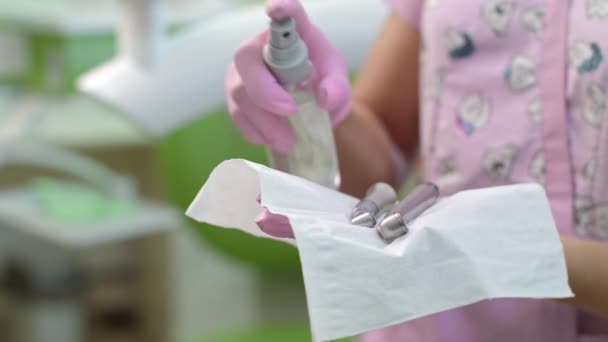 Dentista desinfectando ferramentas odontológicas. Médico mãos preparando equipamentos odontológicos — Vídeo de Stock