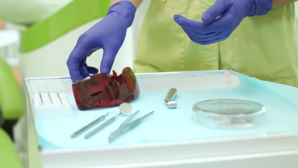 Tandläkaren tar skyddsglasögon från tabell. Läkare som förbereder för arbete — Stockvideo