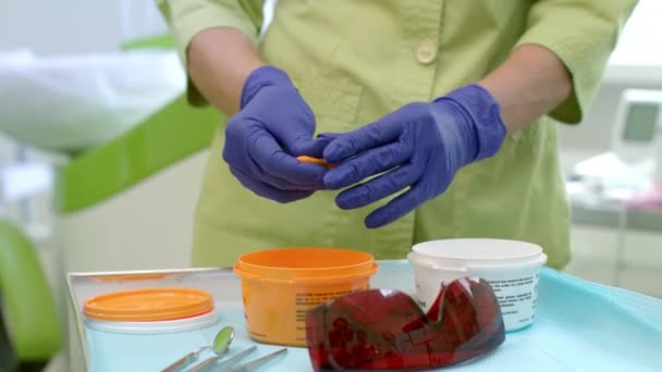 Technicien dentaire préparant le matériel. Dentiste mains pétrissant silicone — Video