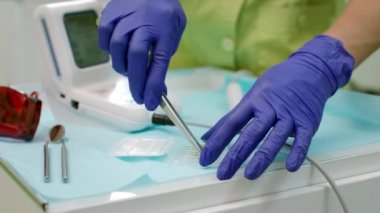 Stomatolog hazırlama diş hekimliği araçları. Diş hekimi hazırlanıyor Diş türbin eller