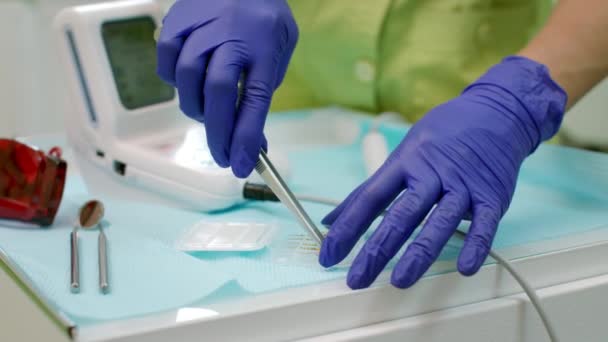 Estomatolog preparando ferramentas odontológicas. Dentista mãos preparando turbina dentária — Vídeo de Stock