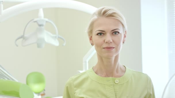 Glad tandläkare visar tummen. Porträtt av leende läkare i tandläkare kontor — Stockvideo