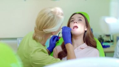 Dişçi hasta dişler ağız ayna ile incelenmesi. Stomatologist ve hasta