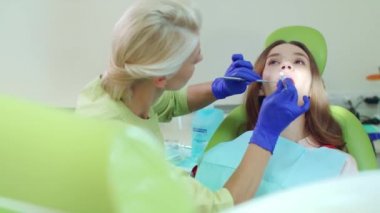Doktor hasta modern diş kliniği ile çalışma. Kadın diş hekimi