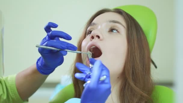 歯科治療中に口を開けて若い女性。麻酔注射 — ストック動画