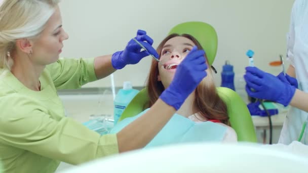 Sürgős kezelésére fogfájás a fogorvosi rendelőben. Fogorvosi kezelő beteg fogat — Stock videók