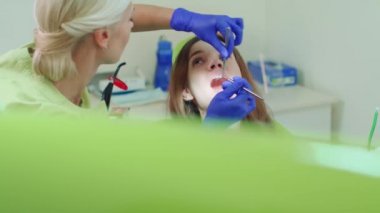 Düzenli diş check-up olan kız. Genç kadın onun diş hekimi ziyaret