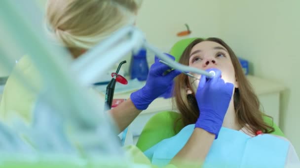 Estomatologista usando broca dentária de alta velocidade. Tratamento da dor de dente — Vídeo de Stock
