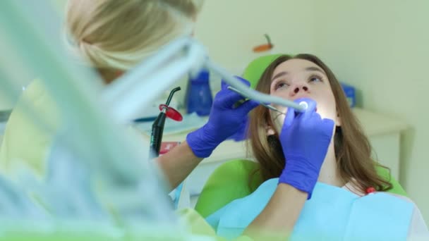 Stomatologe mit Hochgeschwindigkeits-Zahnbohrer. Zahnschmerzbehandlung — Stockvideo