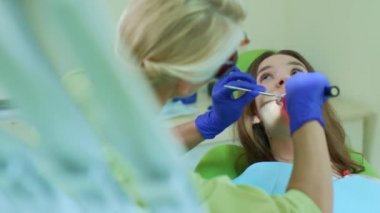 Diş hekimi diş ışık ağız boşluğunda kür ile çalışma. Yüksek teknoloji