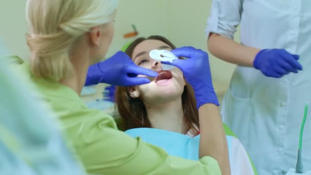 Dentista Con Assistente Preparazione Ragazza Sbiancamento Dei Denti Dentista Installazione — Video Stock