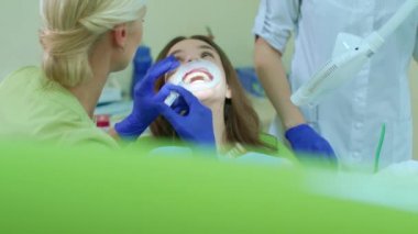 Profesyonel diş office yordamda diş beyazlatma. Diş hekimi asistanı ile